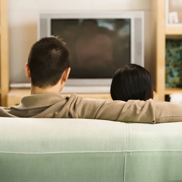 Пара смотрит телевизор. — стоковое фото
