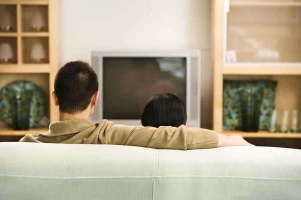 Пара дивиться телевізор . — стокове фото