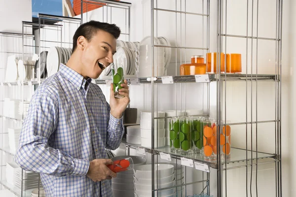 Hombre de compras en tienda . — Foto de Stock