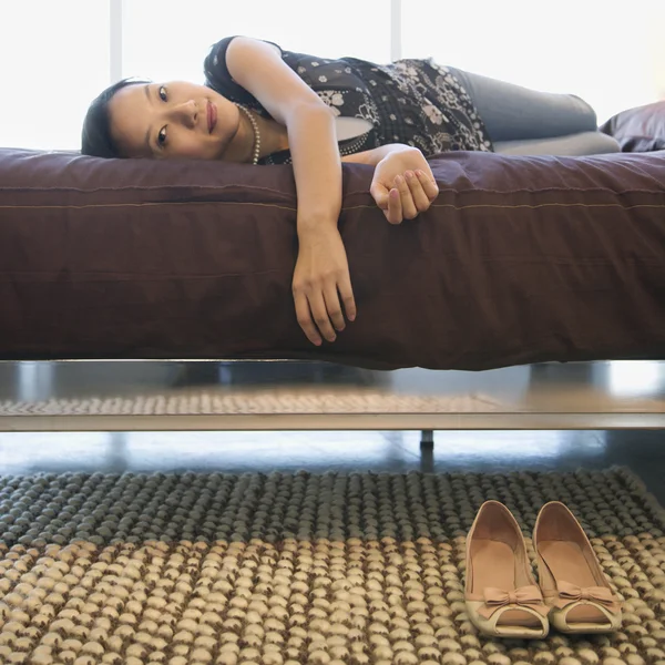 Feminino na cama . — Fotografia de Stock