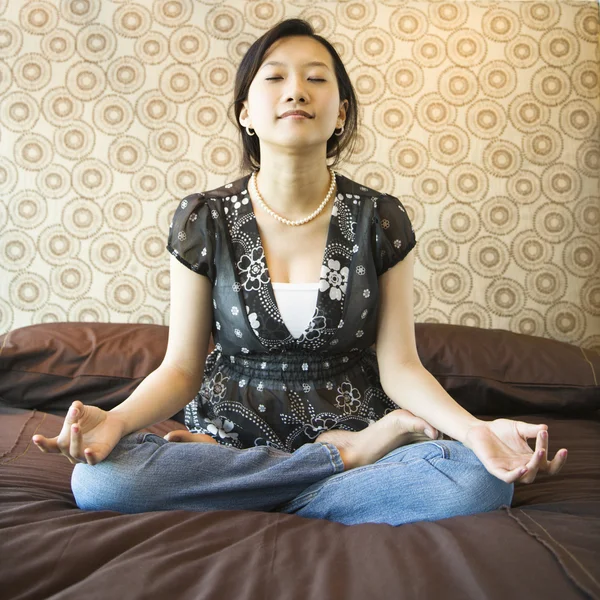Meditierende Frau. — Stockfoto