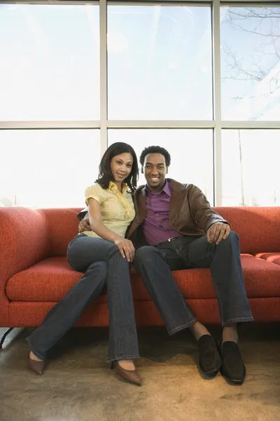 Par som sitter på soffan. — Stockfoto