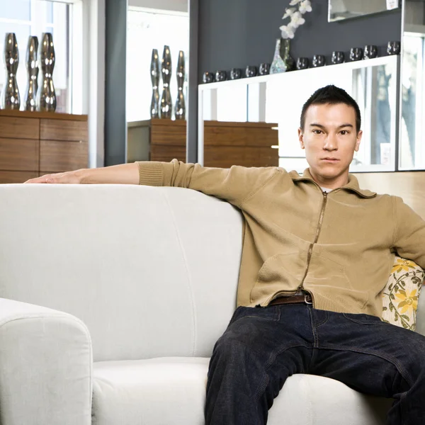 Porträt eines Mannes auf der Couch. — Stockfoto