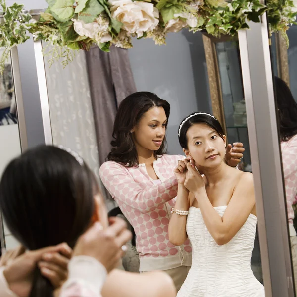Přítel pomáhá nevěsta. — Stock fotografie