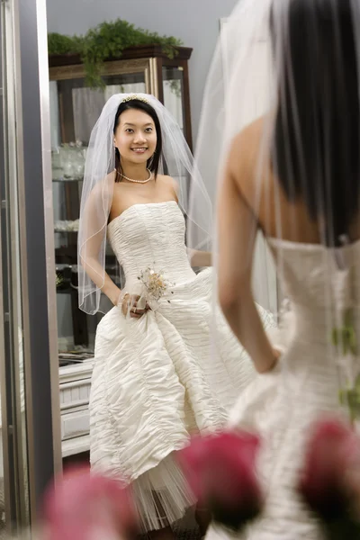 Vestido de noiva admirando . — Fotografia de Stock