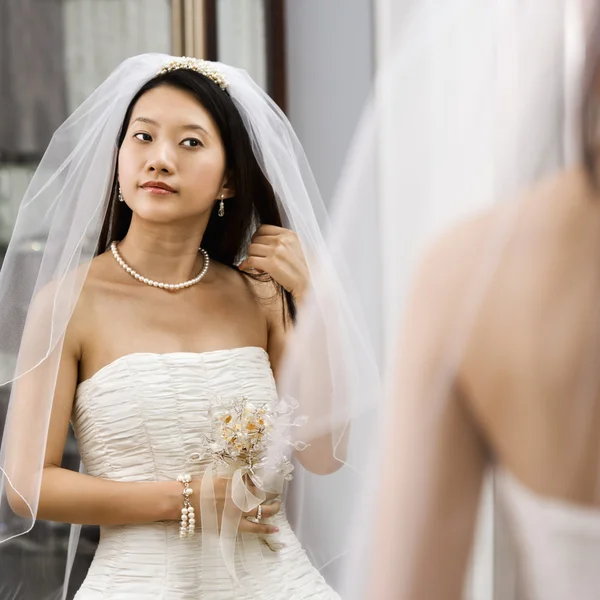 Bruid spiegel kijken. — Stockfoto