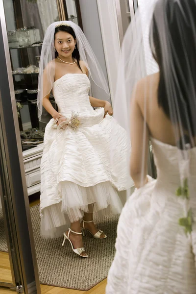 Bruden tittar på spegeln. — Stockfoto