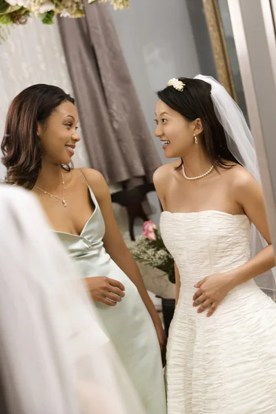 Bruid en bruidsmeisje praten. — Stockfoto