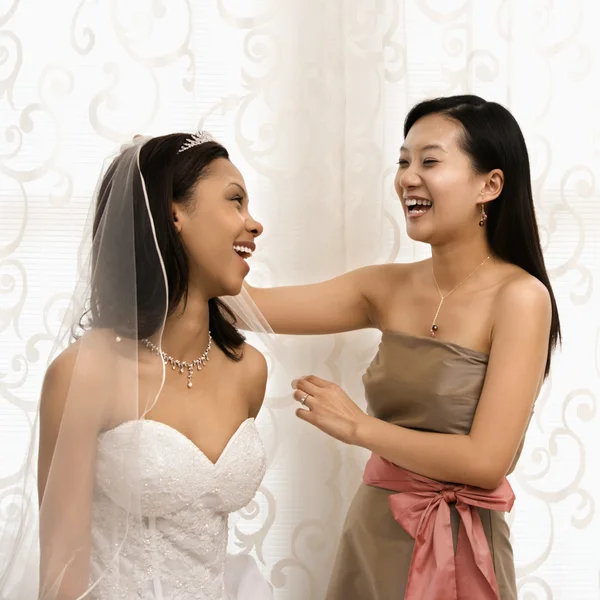 Lachende Braut und Brautjungfer. — Stockfoto