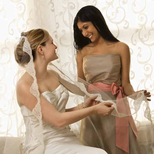 Brautjungfer mit Brautschleier. — Stockfoto