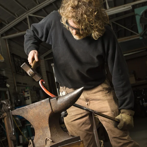 Metalsmith shaping metal. — Stock Photo, Image