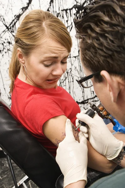 Mulher a ser tatuada . — Fotografia de Stock