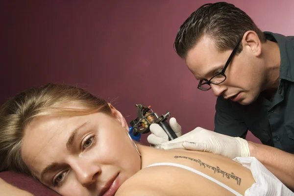 Жінка отримання татуювання . — стокове фото