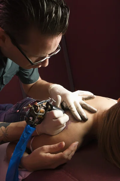 Mujer consiguiendo tatuaje . — Foto de Stock