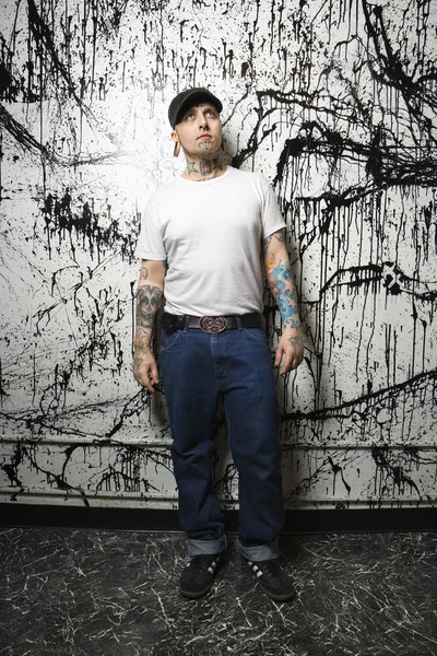 Człowiek tatuaże i kolczyki. — Zdjęcie stockowe