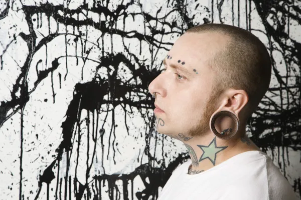 Tetování a piercing muž. — Stock fotografie