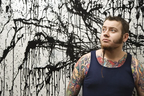 Muž s tetováním. — Stock fotografie