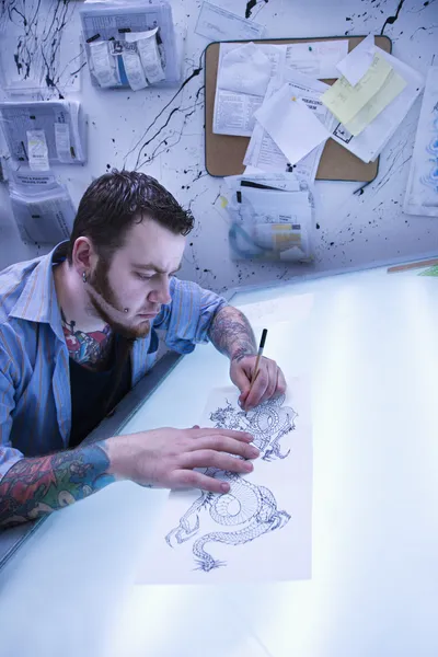 Hombre creando tatuaje . — Foto de Stock