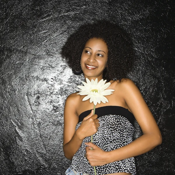 Mulher segurando flor. — Fotografia de Stock