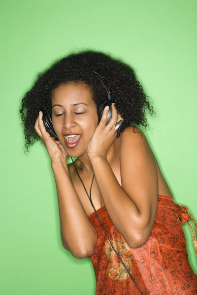 Zenét hallgató nő. — Stock Fotó