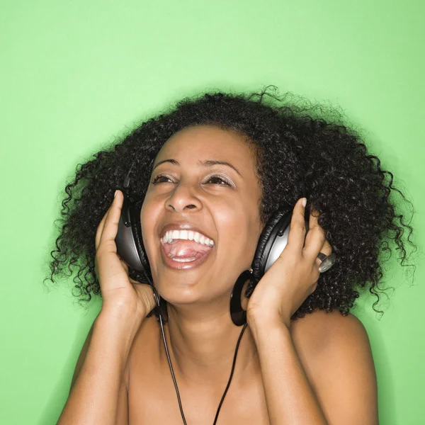 Женщина слушает музыку. — стоковое фото