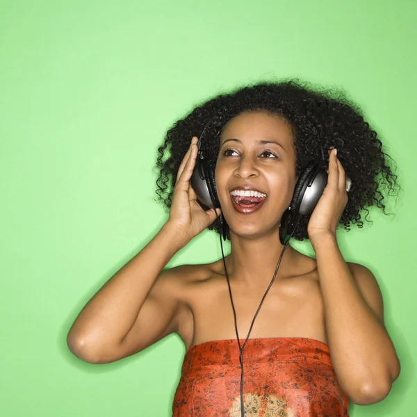 Zenét hallgató nő. — Stock Fotó