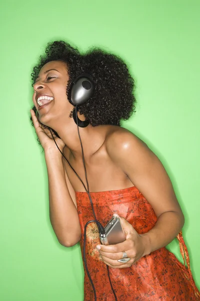 Жінка слухає музику . — стокове фото