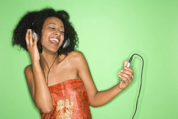 Vrouw die naar muziek luistert. — Stockfoto