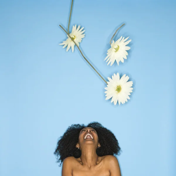 Frau mit Blumen in der Luft. — Stockfoto