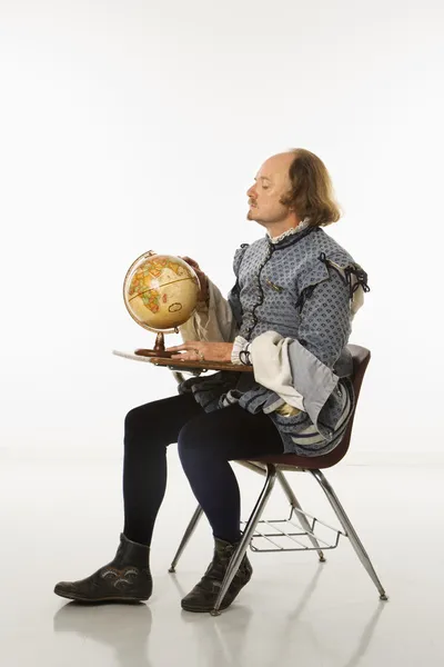 Шекспир за школьным столом . — стоковое фото
