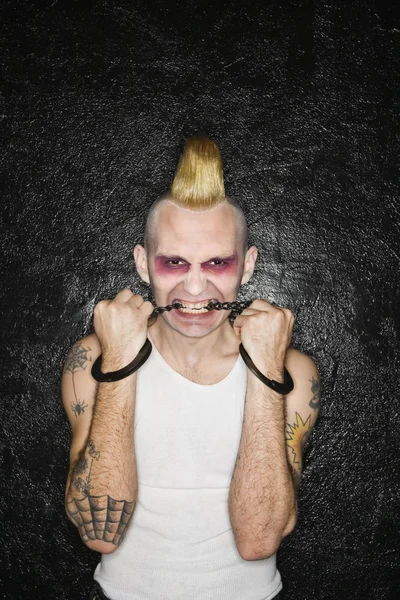 Punk beißt in Handschellen. — Stockfoto