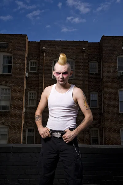 Portrait d'un punk dehors . — Photo