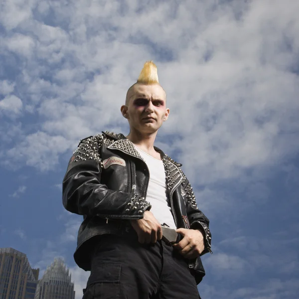 Portret van een punk buiten. — Stockfoto