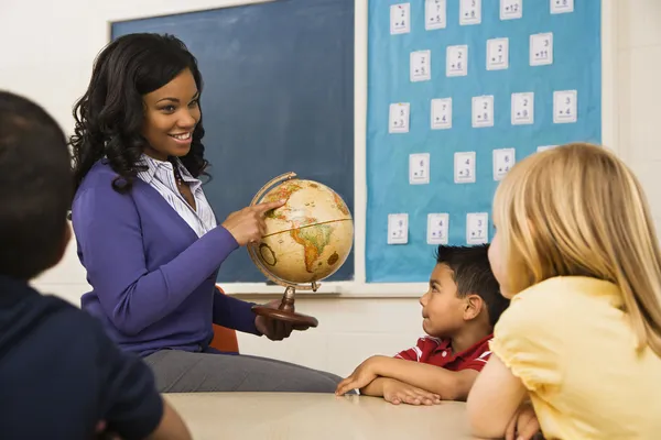 Teacher Holding Globe — Zdjęcie stockowe