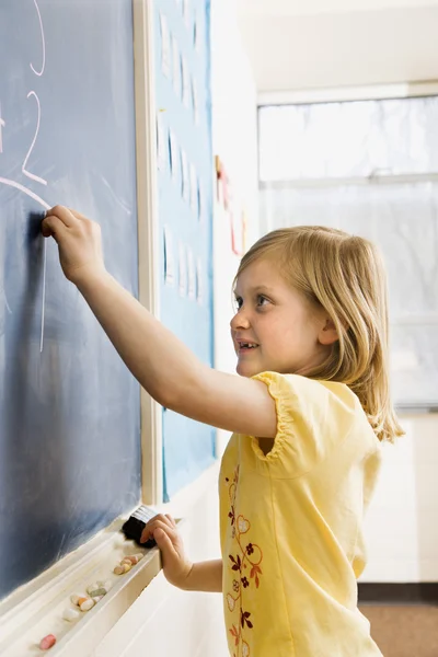 Κορίτσι εγγράφως στο blackboard — Φωτογραφία Αρχείου