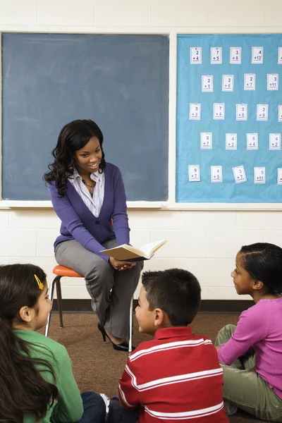 Teacher Reading to Students — Zdjęcie stockowe
