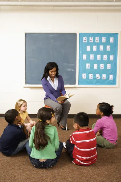 Teacher Reading to Students — Zdjęcie stockowe