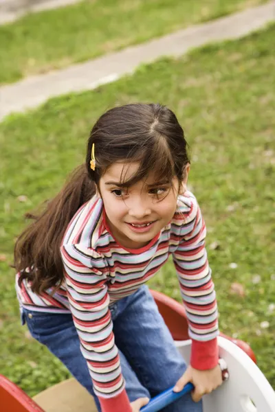 Νεαρό κορίτσι που παίζει στην παιδική χαρά — Φωτογραφία Αρχείου