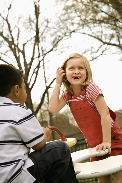 Giovane ragazza e ragazzo giocare su parco giochi — Foto Stock