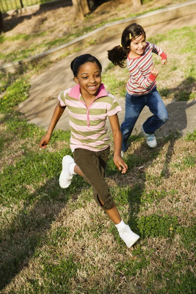 Les jeunes filles courir sur l'herbe — Photo