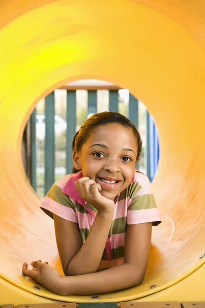 Młoda dziewczyna w uśmiechający się plac zabaw dla dzieci — Zdjęcie stockowe