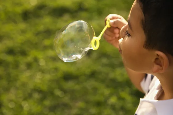 Jonge jongen waait bubbels — Stockfoto