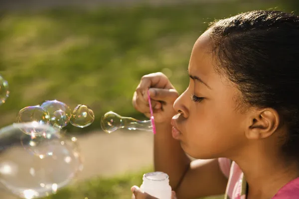 Jeune fille souffler des bulles — Photo