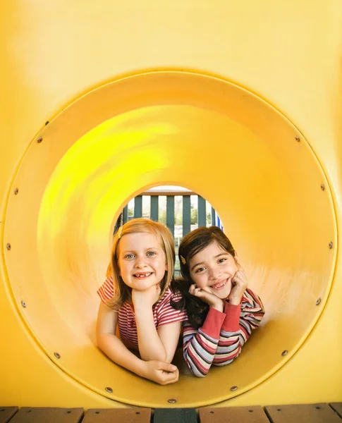 Jovens garotas deitadas juntas no tubo de rastreamento — Fotografia de Stock
