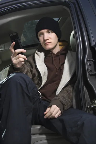Teenager hält Handy in der Hand. Stockbild