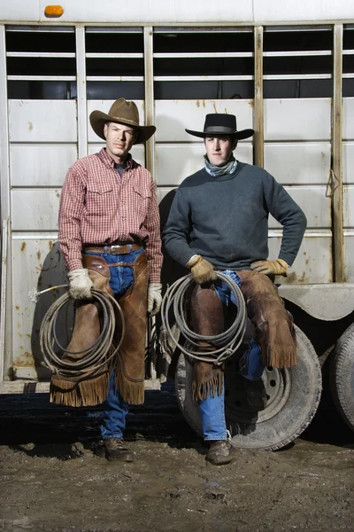Два чоловіки в ковбойських капелюхах тримають ларі Ліцензійні Стокові Фото