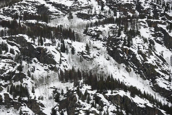 Montaña cubierta de nieve . Fotos de stock libres de derechos