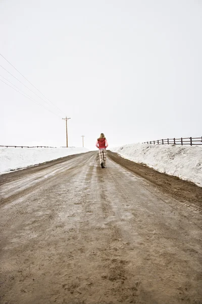 Nő sétál az úton. Stock Kép