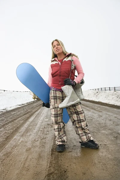 Женщина держит сноуборд . Стоковое Фото