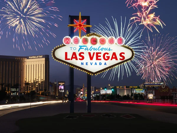 Las Vegas Bienvenue signe avec feux d'artifice en arrière-plan Images De Stock Libres De Droits
